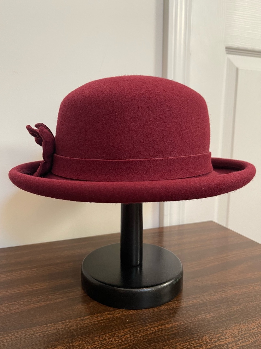 VTG Burgundy Liz Claiborne 100% Wool Cloche Hat with 3D Floral Accent & Hat Box - Picture 3 of 9